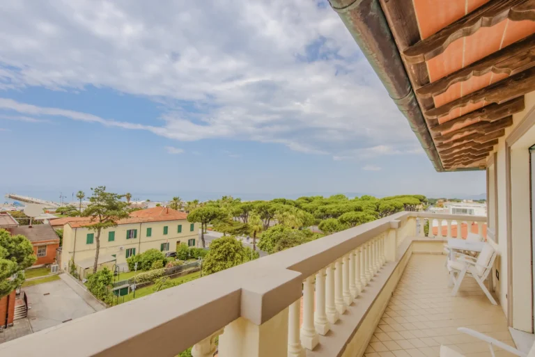 Il nostro terrazzo in stile Liberty offre un rifugio esclusivo con viste mozzafiato su Forte dei Marmi, perfetto per momenti di relax e contemplazione.